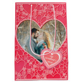 赤エレガントとピンクのフローラハートバレンタインデー ミディアムペーパーバッグ (裏面)