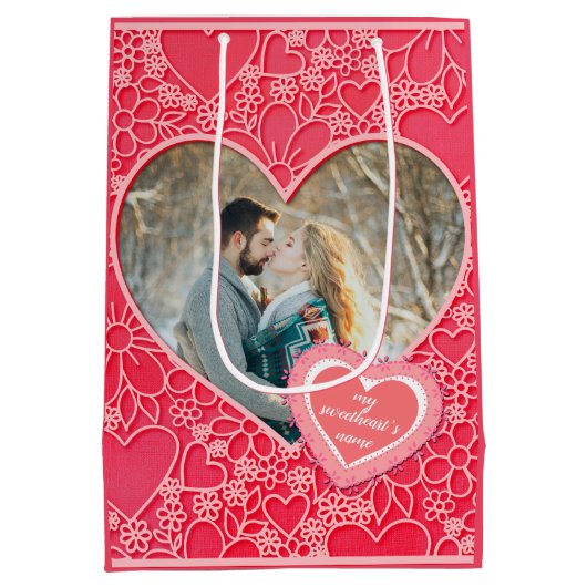 赤エレガントとピンクのフローラハートバレンタインデー ミディアムペーパーバッグ (裏面)