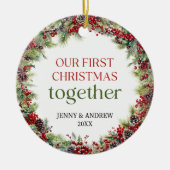 赤エレガントと緑の私たちの初めてのクリスマス セラミックオーナメント (正面)