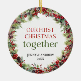 赤エレガントと緑の私たちの初めてのクリスマス セラミックオーナメント