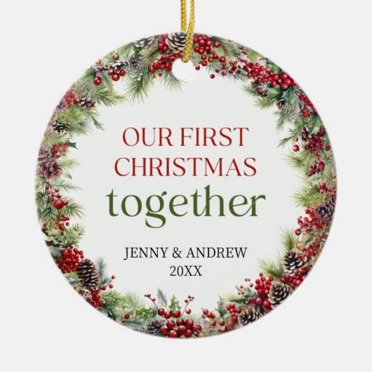 赤エレガントと緑の私たちの初めてのクリスマス セラミックオーナメント (正面)