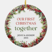 赤エレガントと緑の私たちの初めてのクリスマス セラミックオーナメント (裏面)