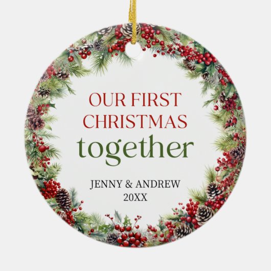 赤エレガントと緑の私たちの初めてのクリスマス セラミックオーナメント (裏面)