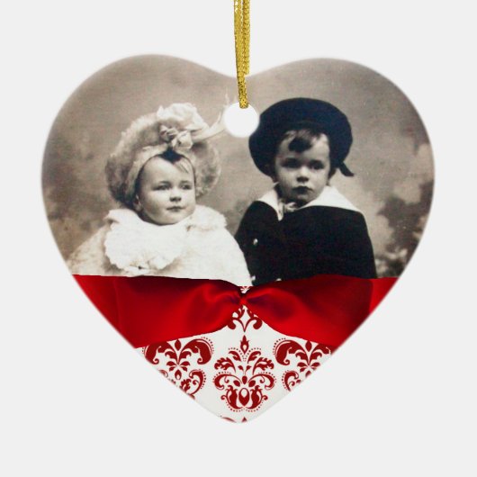 赤エレガント白ダマスクリボン写真テンプレート セラミックオーナメント (正面)