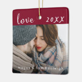 赤エレガント色恋愛写真と名前の付いたデート セラミックオーナメント (左)