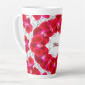 赤エレガント蘭の配置 カフェラテマグ (左アングル)