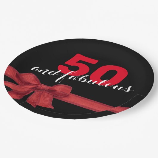 赤エレガント黒50歳の誕生日パーティー ペーパープレート (アングル)