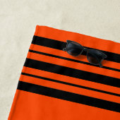 赤オレンジと黒いストライプバーとモノグラム ビーチタオル (インサイチュ)