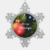 赤カスタマイズ弁緑のクリスマスツリーフェスティバル スノーフレークピューターオーナメント (正面)