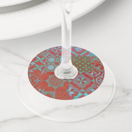 赤カッコいいと青のトレンディーエーゲのタイル ワイングラスタグ (クローズアップ)