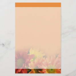 赤カラフル色、黄色、オレンジ色のデイジーの花。 便箋