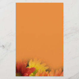 赤カラフル色、黄色、オレンジ色のデイジーの花。 便箋