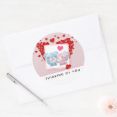 赤キスをする恋のハートたちのまわりに ラウンドシール (封筒)