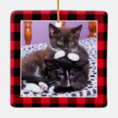 赤クラシックバッファロープレイドクリスマスファミリー写真 セラミックオーナメント (裏面)