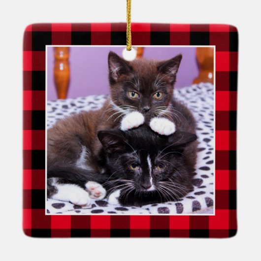 赤クラシックバッファロープレイドクリスマスファミリー写真 セラミックオーナメント (裏面)