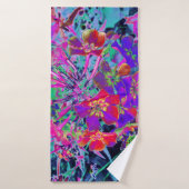 赤サイケデリックカラフルと紫の花 バスタオル (バスタオル)