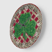 赤シャムロックとケルト結び目模様ローマ数字時計 ラージ壁時計 (傾斜)