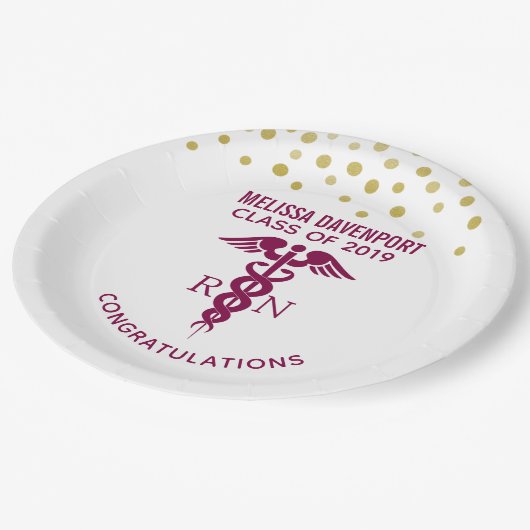赤シンプルカドゥセウスナース卒業 ペーパープレート (アングル)