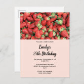 赤ジューシーなイチゴのバッチ誕生日 インビテーションポストカード (正面/裏面)