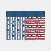 赤ストライプのと青の星模様がpを投げる フリースブランケット (正面(横))