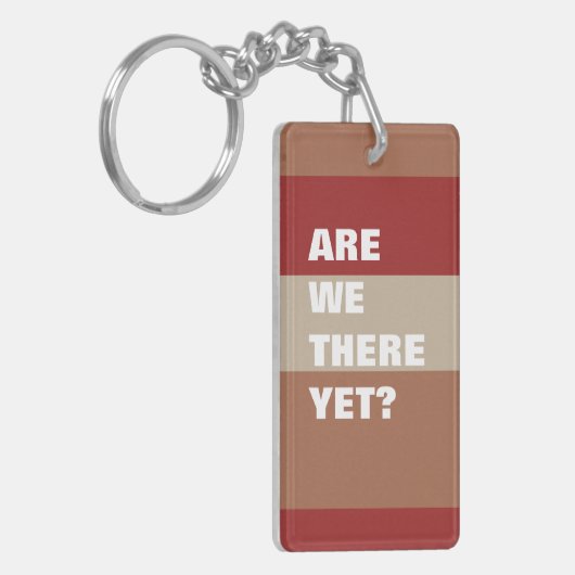 赤ストライプの文字おもしろいタイポグラフィまだそこにいる キーホルダー (正面左)