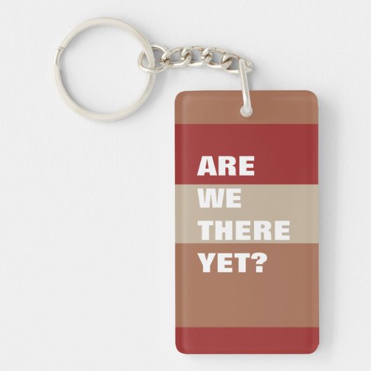 赤ストライプの文字おもしろいタイポグラフィまだそこにいる キーホルダー (正面)