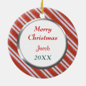 赤ストライプスノーボーダーパーソナライズされたクリスマス セラミックオーナメント (裏面)