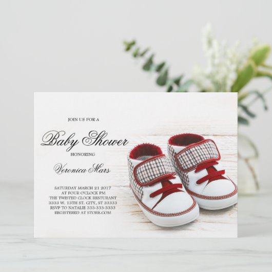 赤スニーカーの赤ちゃんシャワーの招待状 招待状 (スタンド正面)
