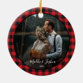 赤トラックの初めてのクリスマスはミセス・フォト・プレイドとして セラミックオーナメント (裏面)