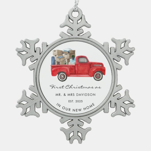赤トラック夫妻の新しいホーム初めてのクリスマス スノーフレークピューターオーナメント (正面)