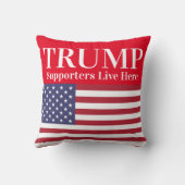 赤トランプ支持者はここにアメリカ国旗を住んでいる クッション (裏面)