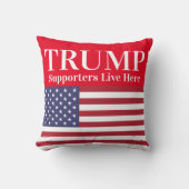 赤トランプ支持者はここにアメリカ国旗を住んでいる クッション (正面)
