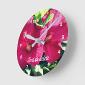 赤ハイビスカスフラワーペアパーソナライズされたアップ ラウンド壁時計 (傾斜)