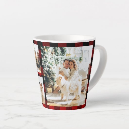 赤バッファロープレイド&コラージュの写真とイニシャル カフェラテマグ (右アングル)