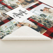 赤バッファロープレイド&コラージュの写真とイニシャル シェルパブランケット (3/4)