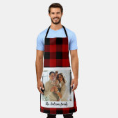 赤バッファロープレイド&個人名と写真 エプロン (着用した状態)
