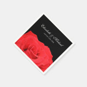 赤バラと黒パーソナライズされた結婚の スタンダードカクテルナプキン (角)