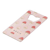 赤パーソナライズされたお洒落ピンクマッシュルームパターン クレジットカード栓抜き (正面アングル)