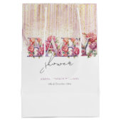 赤パーソナライズされたちゃんシャワーフローラレターピンク金ゴールド ミディアムペーパーバッグ (裏面)