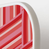 赤パーソナライズされたとピンクのジオメトリックストライプ ピックルボールラケット (左詳細)