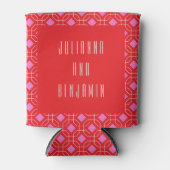 赤パーソナライズされたとピンクのジオメト結婚リの名前 缶クーラー (正面)