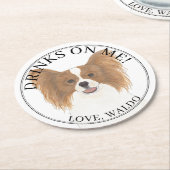 赤パーソナライズされたと白のパピヨン結婚犬 ラウンドペーパーコースター (アングル)