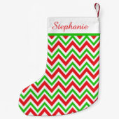 赤パーソナライズされたと緑のシェブロンのクリスマス スモールクリスマスストッキング (裏面)