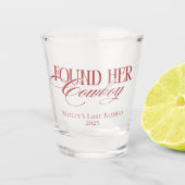 赤パーソナライズされたはカウボーイバチェロレッテを見つけた ショットグラス (正面)