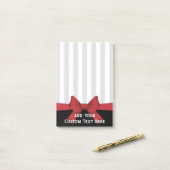 赤パーソナライズされたモダンリボンとストライプ ポストイット (デスク上)