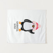 赤パーソナライズされた帽子の可愛いクリスマスペンギン タペストリー (正面(横))