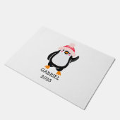 赤パーソナライズされた帽子の可愛いクリスマスペンギン ドアマット (アングル)