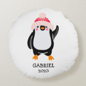 赤パーソナライズされた帽子の可愛いクリスマスペンギン ラウンドクッション (裏面)