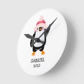 赤パーソナライズされた帽子の可愛いクリスマスペンギン ラウンド壁時計 (傾斜)