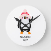 赤パーソナライズされた帽子の可愛いクリスマスペンギン ラウンド壁時計 (正面)